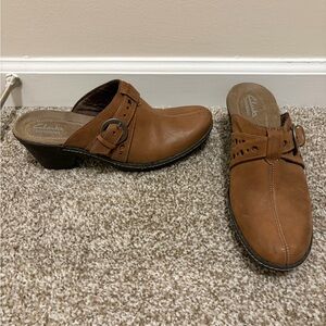 Clarks Bendables Womens Mules Shoes Brown Leather Slip On Buckle Block Heels 8.5